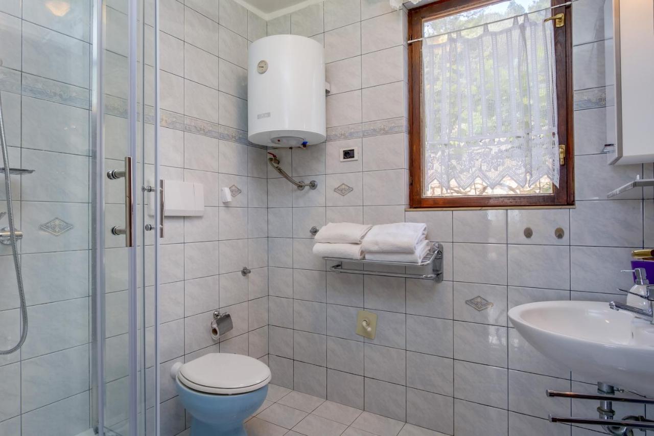 Apartments Villa Julija Mali Lošinj Екстериор снимка