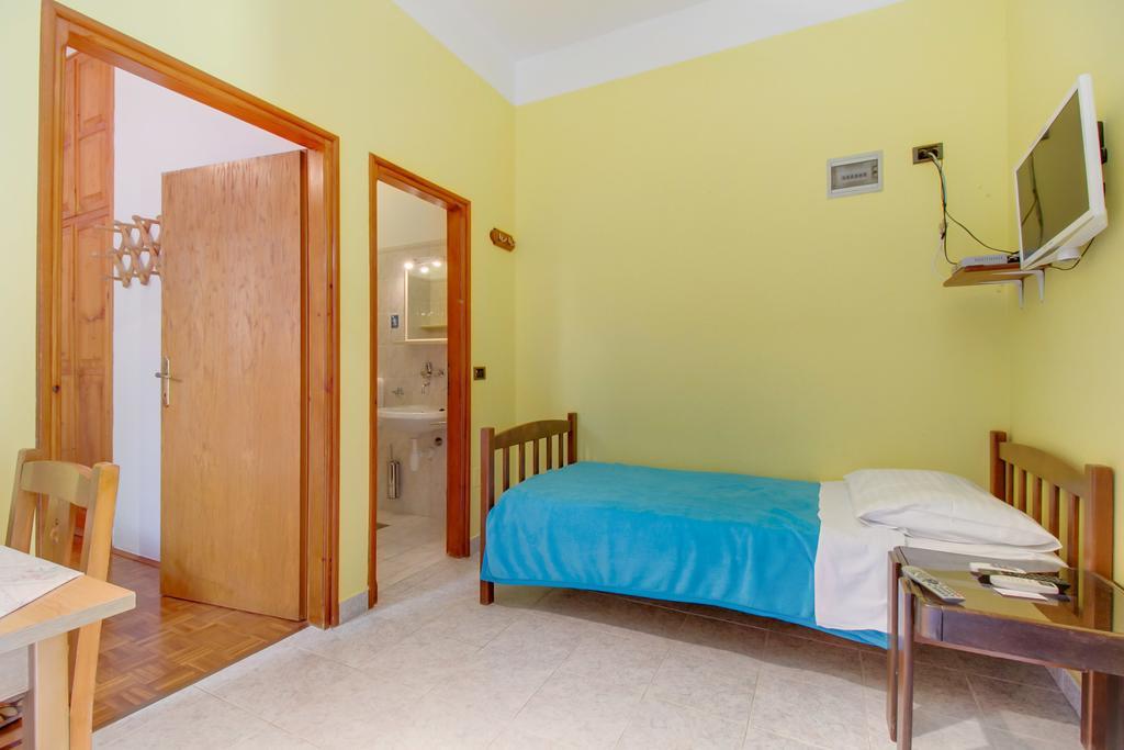 Apartments Villa Julija Mali Lošinj Стая снимка