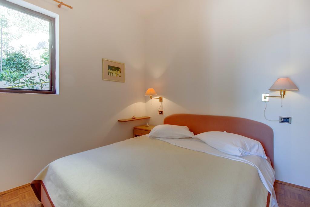 Apartments Villa Julija Mali Lošinj Стая снимка